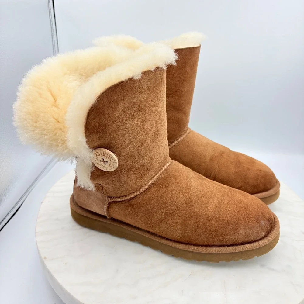 UGG Bailey Button Boots Womens Size 8 Chestnut Brown Suede Sheepskin Warm Y2K